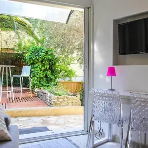 Apartment Lumineux Avec Terrasse Jardin Et Acces Piscine, Villefranche-sur-Mer